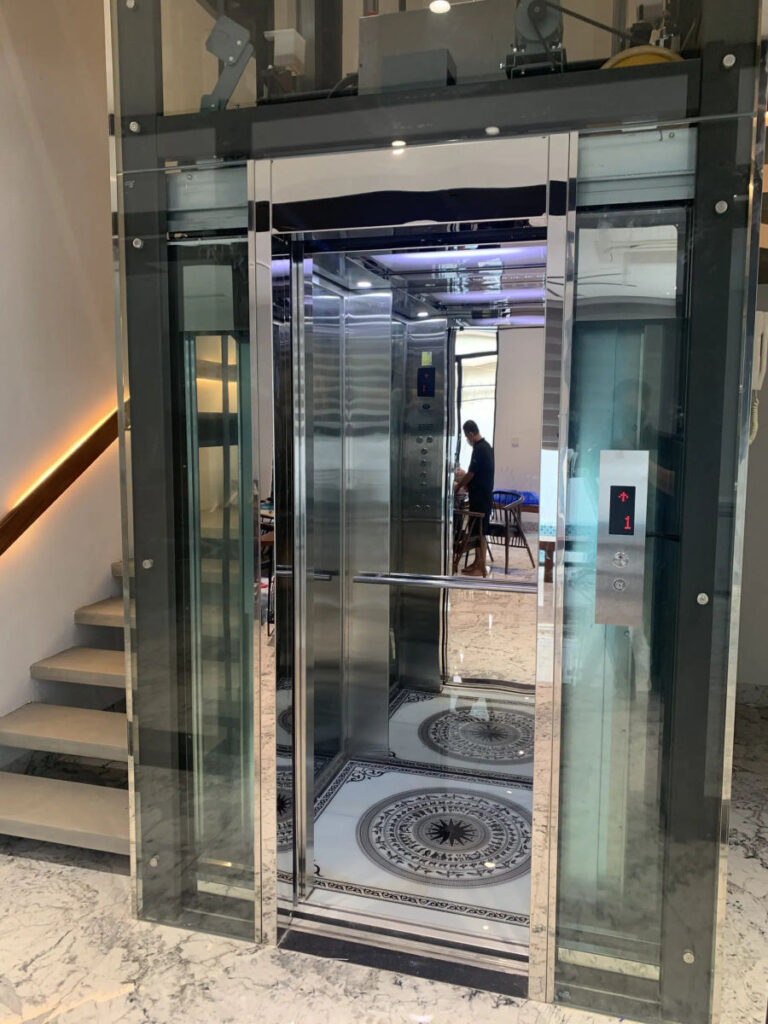 mẫu thang máy kính cho gia đình